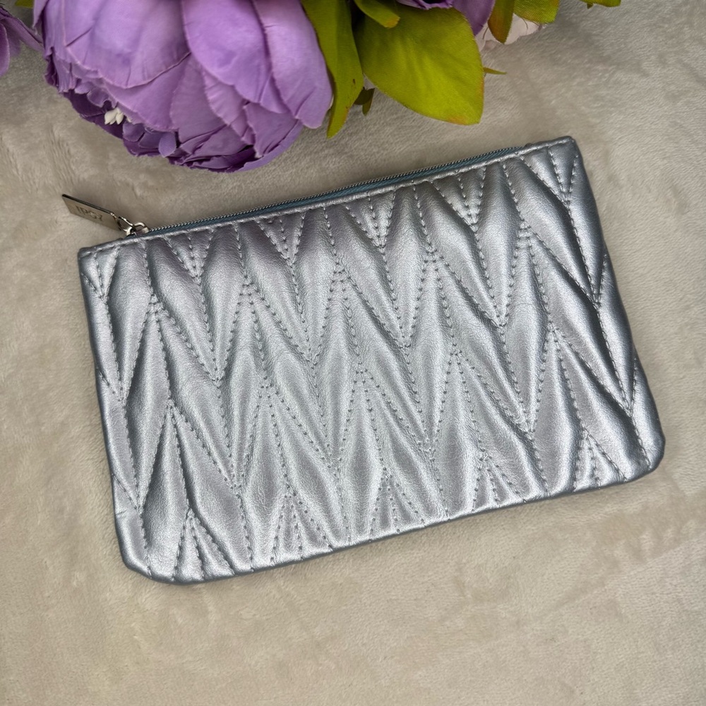 3 for $16 - NEW Ipsy Silver Quilted Cosmetic Bag - Picture 1 of 11